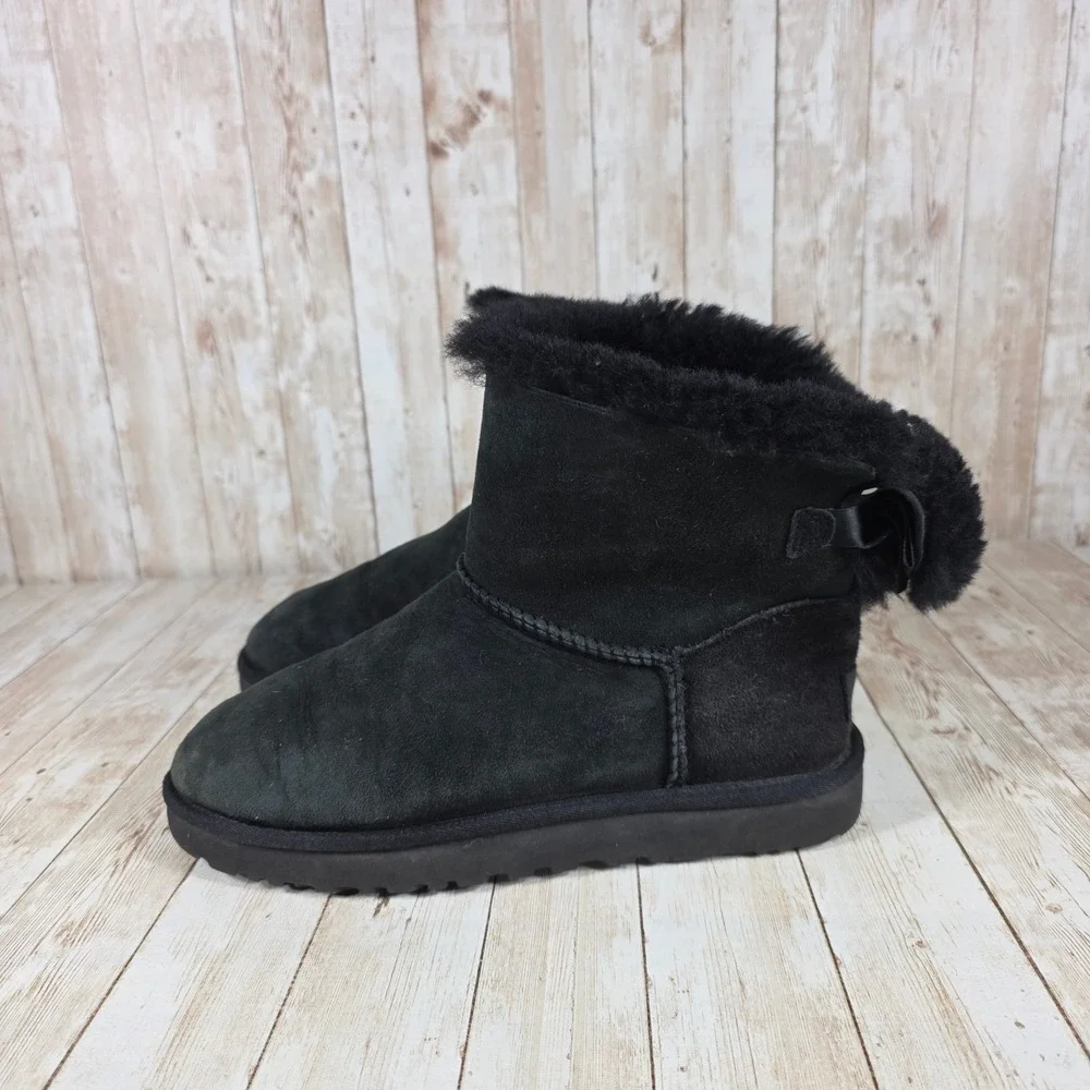 UGG Mini Bailey Bow II Black Suede‎ Sheepskin Boots Women's Size 8